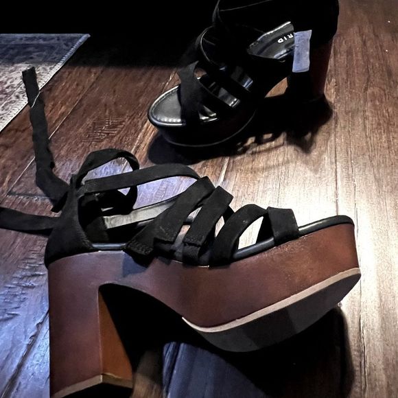NWOT Torrid Chunky Black Suede Stacked Heels S:8W - Picture 3 of 10